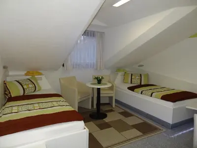 Ein Bett oder Betten in einem Zimmer der Unterkunft Hotel und Pension Am Burchardikloster