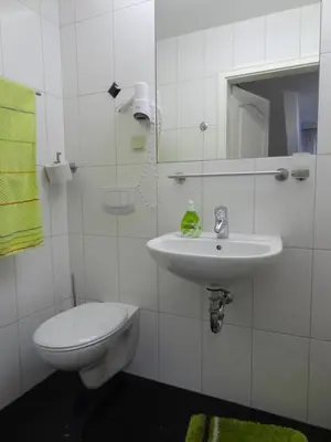 Ein Badezimmer in der Unterkunft Hotel und Pension Am Burchardikloster
