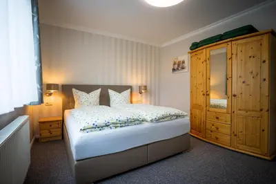 Ein Bett oder Betten in einem Zimmer der Unterkunft Pension Schweizer Hof