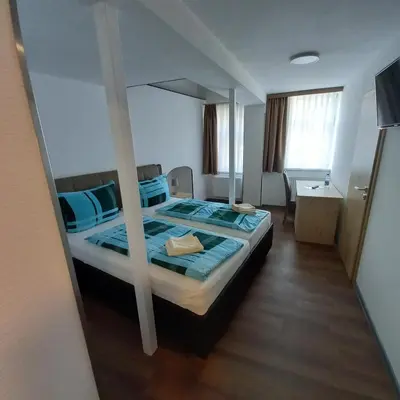 Ein Bett oder Betten in einem Zimmer der Unterkunft Hotel garni 
