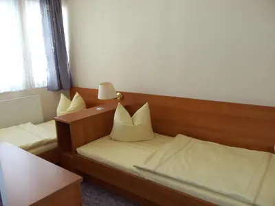 Ein Bett oder Betten in einem Zimmer der Unterkunft Hotel Garni zum Goldenen Ring