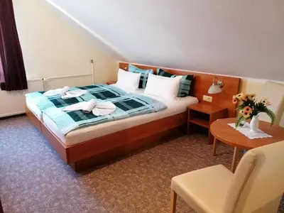 Ein Bett oder Betten in einem Zimmer der Unterkunft Hotel Garni zum Goldenen Ring