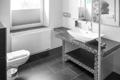 Ein Badezimmer in der Unterkunft Haus Hotel & Pension Villa Laluna