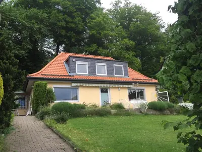 Das Gebäude in dem sich das Ferienhaus befindet