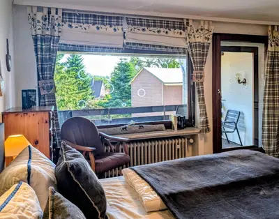 Ein Sitzbereich in der Unterkunft weißer Hirsch im Haus Sabine
