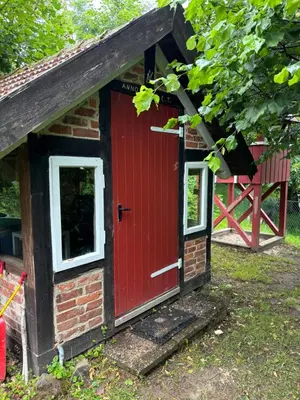 Das Gebäude in dem sich das Ferienhaus befindet