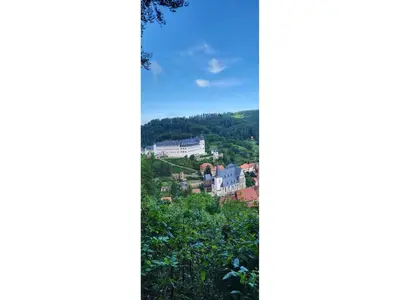 Ein allgemeiner Bergblick oder ein Berglick von des Ferienhauses aus