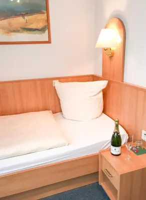 Ein Bett oder Betten in einem Zimmer der Unterkunft HARZ HOTEL und Gästehaus am Bornweg