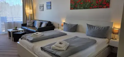 Ein Bett oder Betten in einem Zimmer der Unterkunft Haus Vier Jahreszeiten am See Apartment am Kranichsee