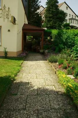 Ein Garten an der Unterkunft Pension Volkert
