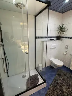 Ein Badezimmer in der Unterkunft Christels Ferienwohnung 2 in Thale mit überdachter Terrasse, Küche mit TV & Geschirrspüler