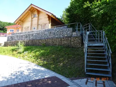 Das Gebäude in dem sich das Ferienhaus befindet