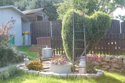 Ein Garten an der Unterkunft Ferienhaus Kleine Hexe
