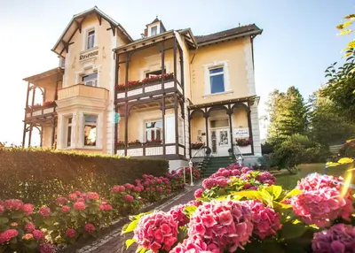 Ein Garten an der Unterkunft Hotel Rosenau