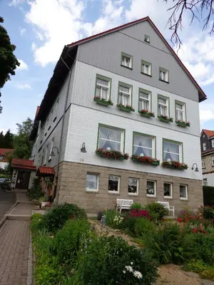 Das Gebäude in dem sich die Pension befindet