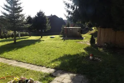 Ein Garten an der Unterkunft Haus am Waldesrand