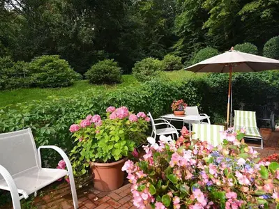 Ein Garten an der Unterkunft Weißes Haus am Kurpark, Fewo Gartenblick