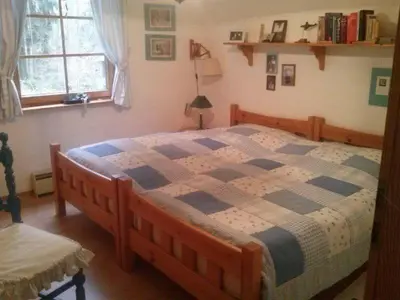 Ein Bett oder Betten in einem Zimmer der Unterkunft Waldhäuschen