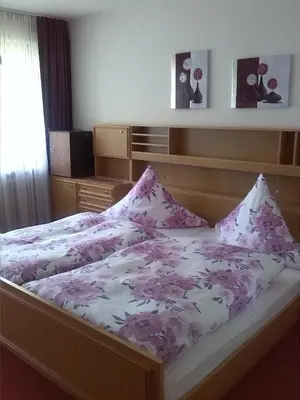 Ein Bett oder Betten in einem Zimmer der Unterkunft Hotel Pension Fernblick
