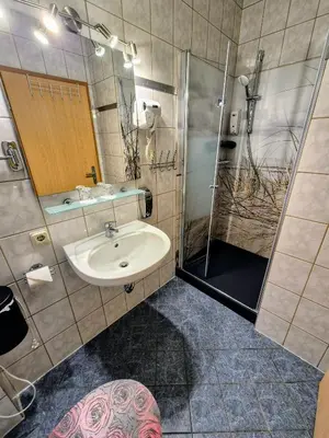 Ein Badezimmer in der Unterkunft Altstadt Pension Orchidee