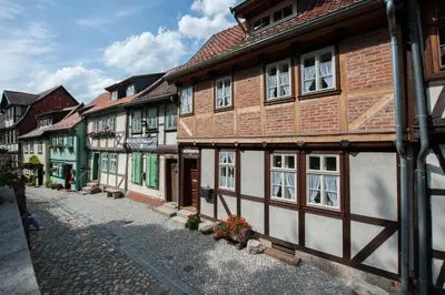 Das Gebäude in dem sich das Ferienhaus befindet
