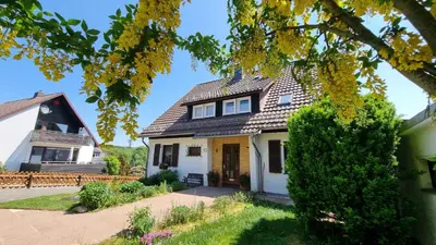 Das Gebäude in dem sich das Ferienhaus befindet