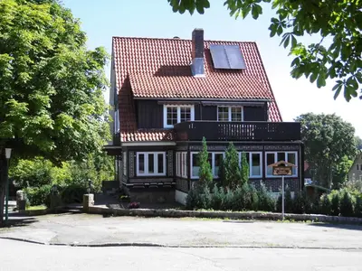 Das Gebäude in dem sich das Ferienhaus befindet