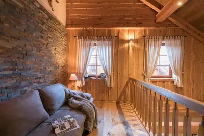 Ein Sitzbereich in der Unterkunft Chalets zum Ilsetal, Jagd-Chalet