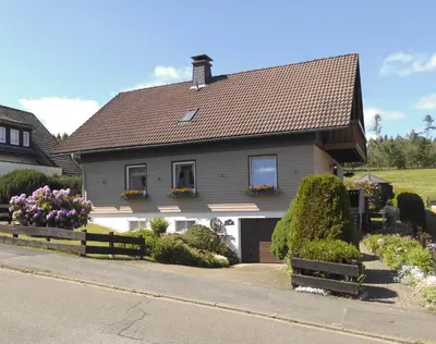 Das Gebäude in dem sich die Ferienwohnung befindet