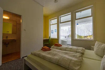Ein Bett oder Betten in einem Zimmer der Unterkunft Ski und Biker Hotel Villa Sonnenschein Braunlage am Wurmberg