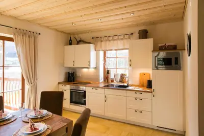 Küche/Küchenzeile in der Unterkunft Luxus Ferienhäuser Chalets zum Ilsetal mit Kamin & Sauna in Ilsenburg im Harz