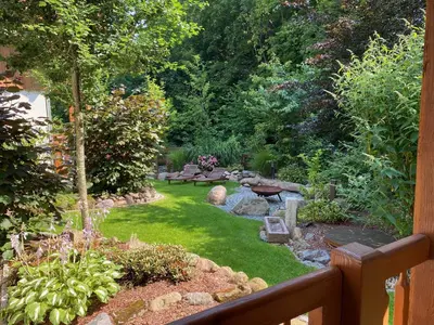 Ein Garten an der Unterkunft Luxus Ferienhäuser Chalets zum Ilsetal mit Kamin & Sauna in Ilsenburg im Harz