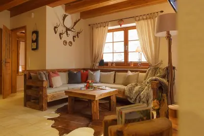 Ein Sitzbereich in der Unterkunft Luxus Ferienhäuser Chalets zum Ilsetal mit Kamin & Sauna in Ilsenburg im Harz
