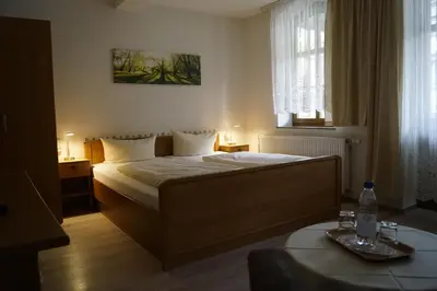 Ein Bett oder Betten in einem Zimmer der Unterkunft Hotel Pension Am Kurzentrum