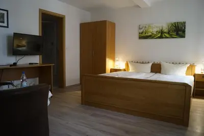 Ein Bett oder Betten in einem Zimmer der Unterkunft Hotel Pension Am Kurzentrum