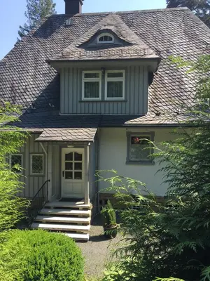 Das Gebäude in dem sich das Ferienhaus befindet