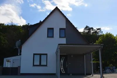 Das Gebäude in dem sich das Ferienhaus befindet