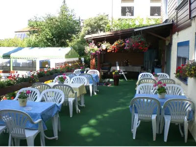 Ein Garten an der Unterkunft Hotel Hecker