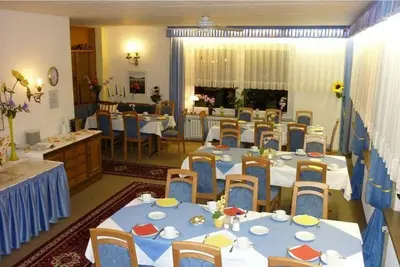 Ein Restaurant oder anderes Speiselokal in der Unterkunft Hotel Hecker