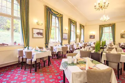 Ein Restaurant oder anderes Speiselokal in der Unterkunft Ferien Hotel Villa Südharz