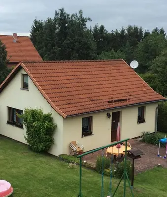 Das Gebäude in dem sich das Ferienhaus befindet