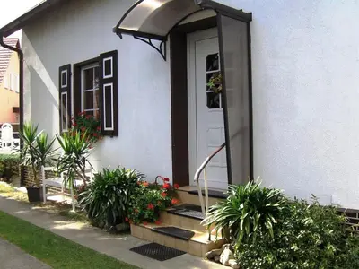 Das Gebäude in dem sich das Ferienhaus befindet
