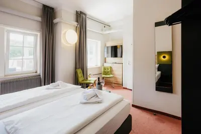 Ein Bett oder Betten in einem Zimmer der Unterkunft HarzHotel Güntersberge
