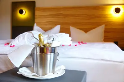 Ein Bett oder Betten in einem Zimmer der Unterkunft HarzHotel Güntersberge