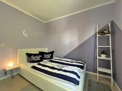 Ein Bett oder Betten in einem Zimmer der Unterkunft SweetDreams - Stadtvilla von 1936 - bis 8 Pers - 150qm - 5 Schlafzimmer - 2 Bäder - Hunde willkommen