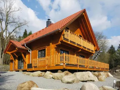 Das Gebäude in dem sich das Ferienhaus befindet