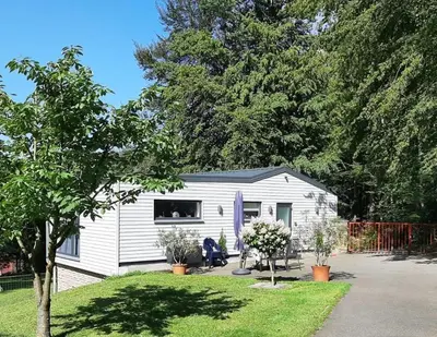 Ein Garten an der Unterkunft Ferienchalet Flößwehrtal