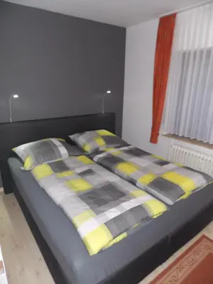 Ein Bett oder Betten in einem Zimmer der Unterkunft Ferienwohnung Brunnenbach II