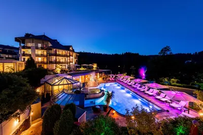 Der Swimmingpool an oder in der Nähe von Romantischer Winkel RoLigio & Wellness Resort