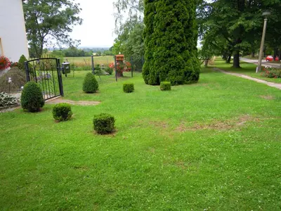 Ein Garten an der Unterkunft Ferienwohnung Wolfsholz